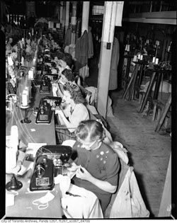 Femmes en train de coudre dans une usine textile, années 1940. Femmes en train de coudre dans une usine textile, années 1940.